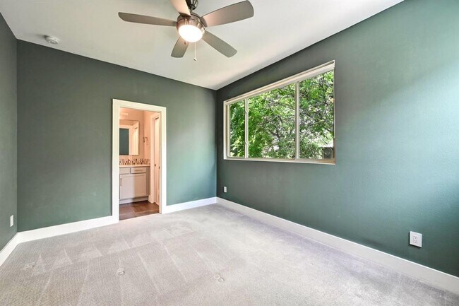 Building Photo - Chic on Chestnut!