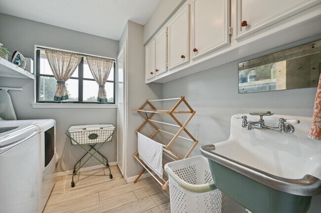 Building Photo - 9209 Rock Way Dr