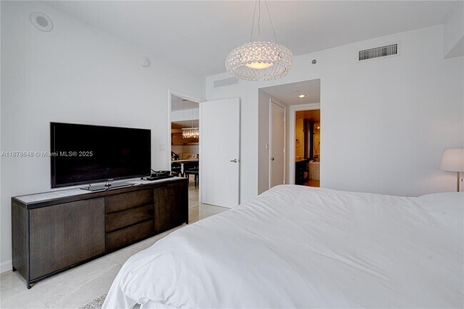 Building Photo - 495 Brickell Ave
