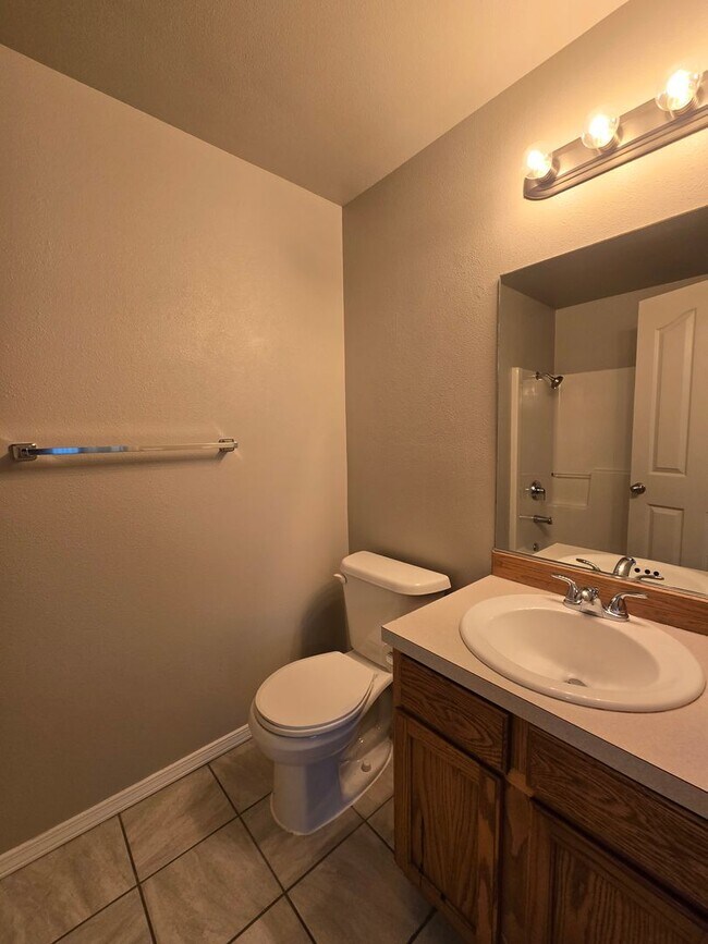 Building Photo - Pet Friendly, Single Level 3bed : 2bath Ho...