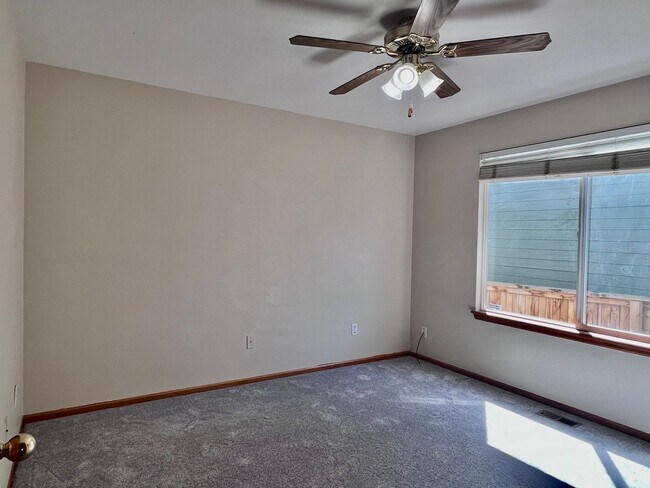 Building Photo - Wonderful 5 Bed/4 Bath Home Located on Qui...