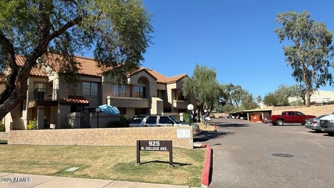 Building Photo - 700 E Mesquite Cir