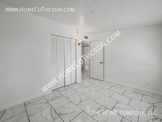 Building Photo - 6225 E Calle Aurora