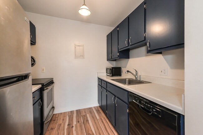 Building Photo - 1265 S Maple Rd