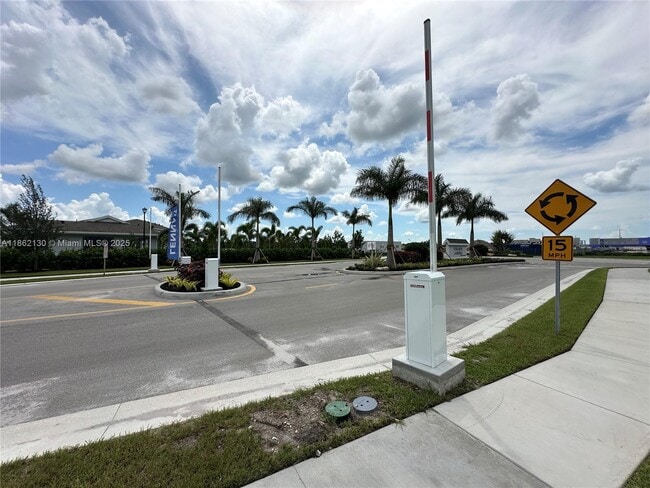 Building Photo - 402 SE Crossoak Ln