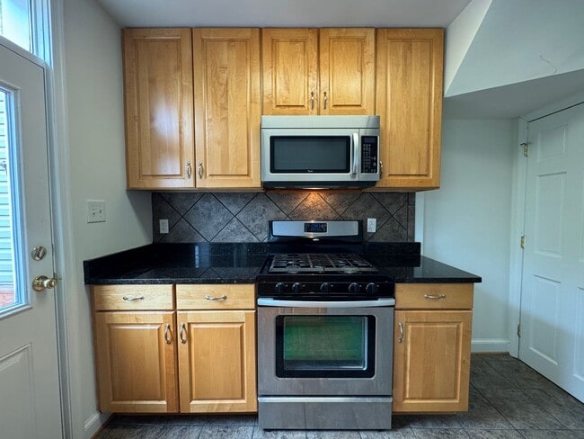 Building Photo - Charming 2 Bed 1 Bath Interior Townhome Wi...