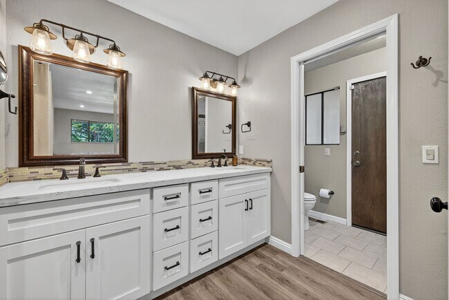 Building Photo - Charming 3-Bed / 2-Bath Retreat on Over an Acre in Sebastopol