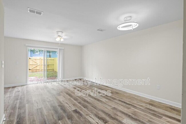 Building Photo - 11359 Bedford Oaks Dr