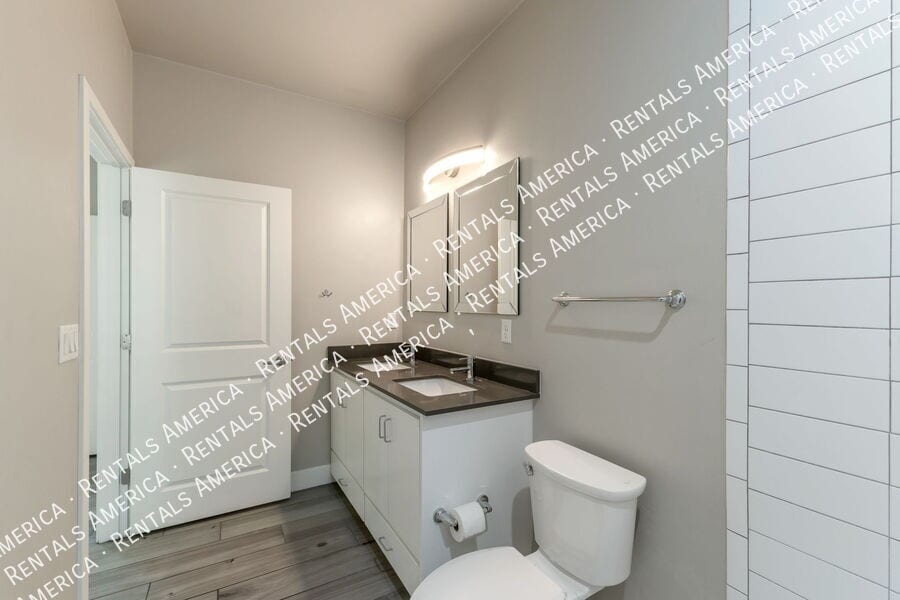 Building Photo - 922 S Fremont Ave