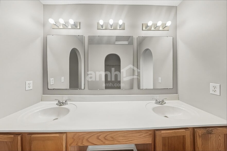 Building Photo - 838 Avalon Dr