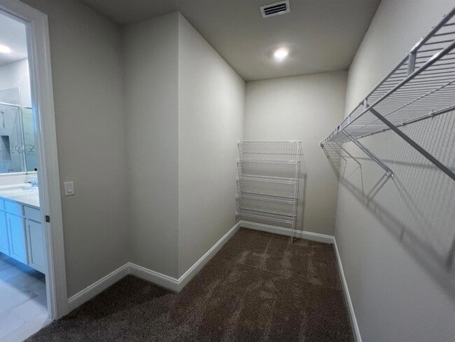 Building Photo - 6305 Cloverdale Ave