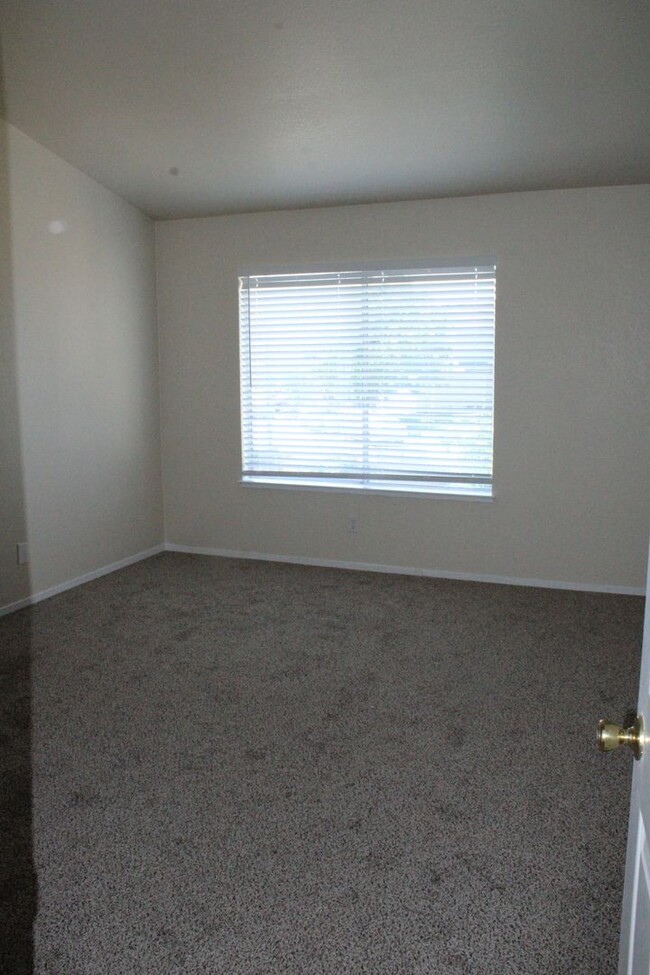 Building Photo - Updated 4 Bedroom, 2 1/2 Bathroom Townhome...