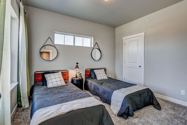 Building Photo - Move-In Ready 3-Bedroom Townhome with Garage & Modern Finishes in Loveland!