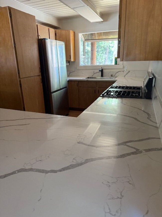 Building Photo - 3Bd 2Ba home located in a quiet neighborho...