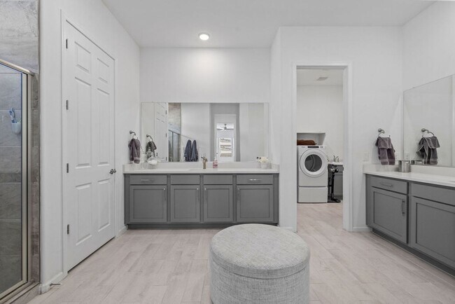 Building Photo - Newer Single Story 5 Bedroom 3 Bath Home in Vail