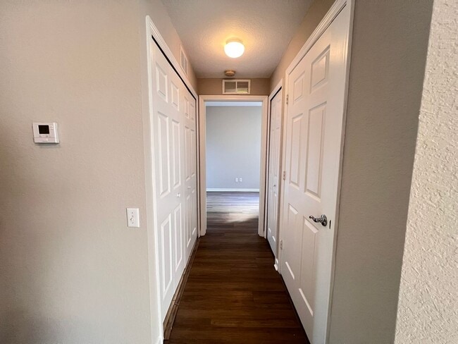 Building Photo - Great townhouse -  available now!