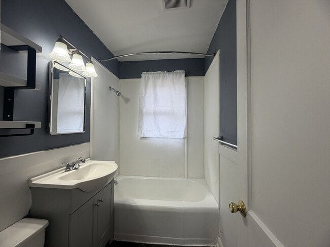 Building Photo - 1815 E 74 Terrace