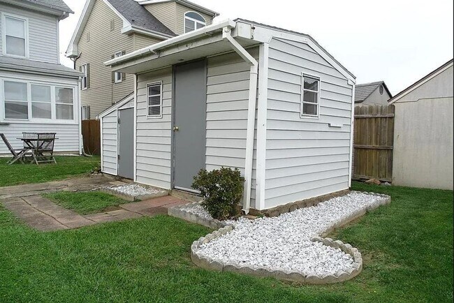 Building Photo - 160 W Beaver St