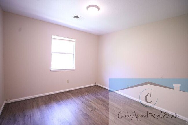 Building Photo - First month move in special $700!! Renovat...