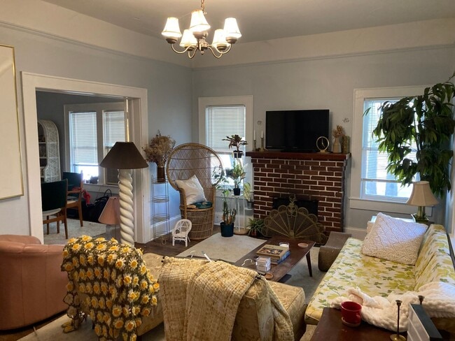 Building Photo - Spacious 2 Bedroom House Close to Campus!!