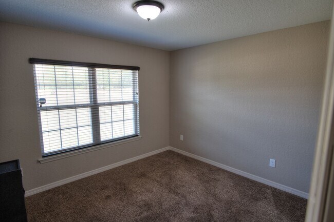 Building Photo - Spacious 4/2/2 Available Now!