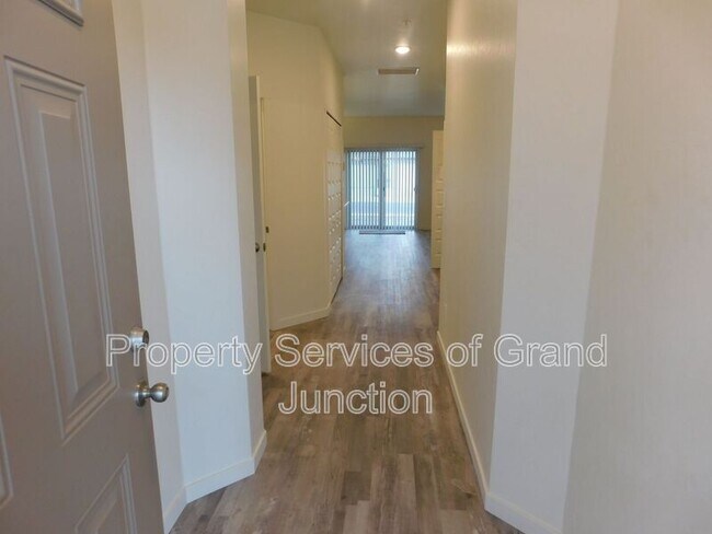 Building Photo - 662 Brookwillow Dr