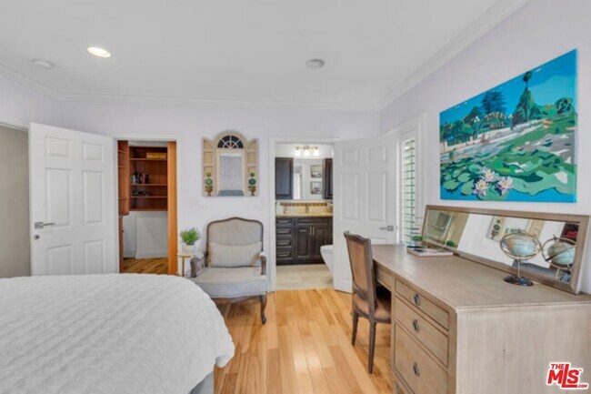 Building Photo - 326 N Doheny Dr