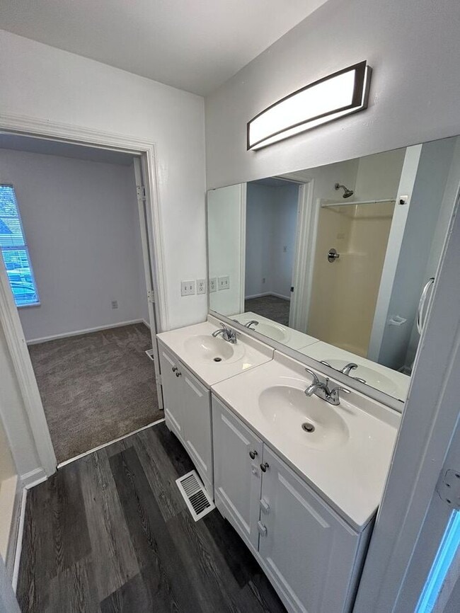 Building Photo - Spacious 4-Bedroom Duplex with Modern Amen...