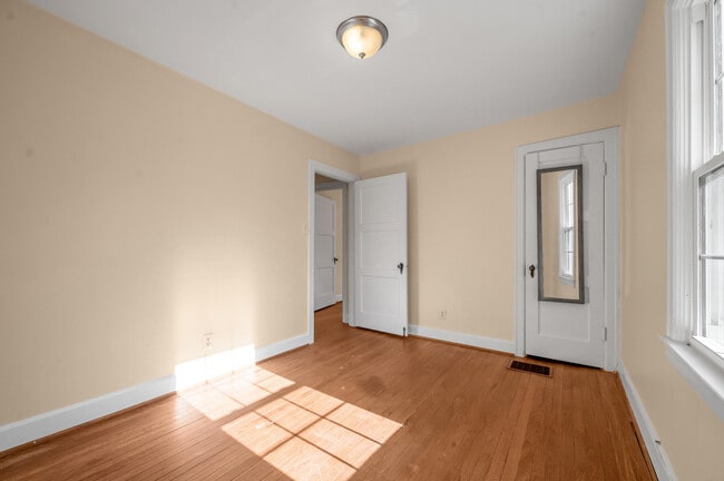 Building Photo - 494 Bob O Link Dr