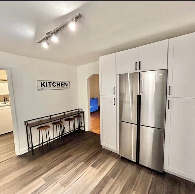 Building Photo - 905 W Rockland Rd