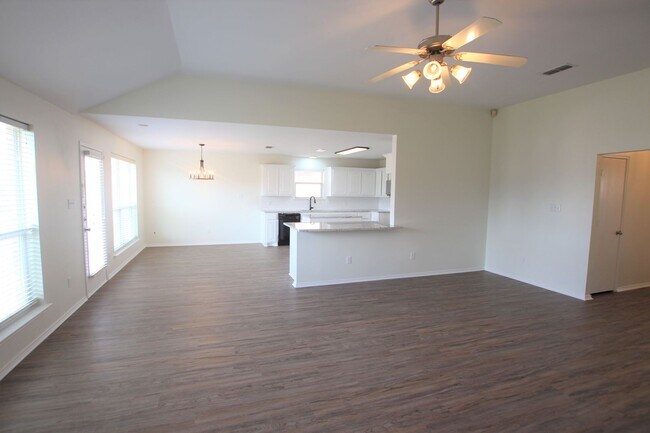 Building Photo - Beautifully updated 3 bedroom 2 bath home ...