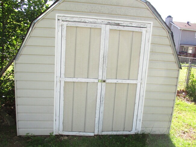 Building Photo - 3 Bedroom Pet Friendly Home For Rent!