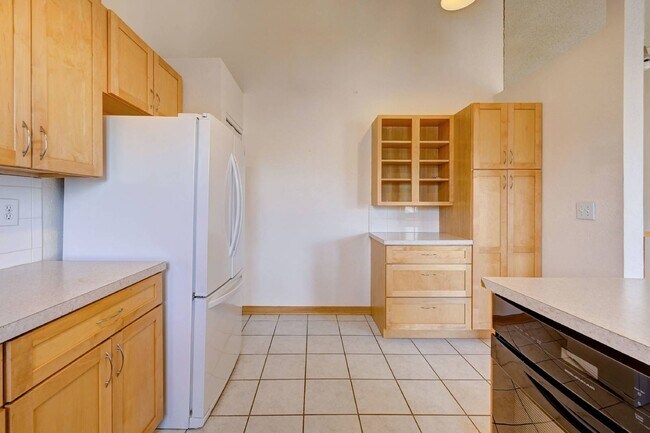 Building Photo - $2,250 - 2 Bed, 2 Bath Townhome in Lakewood with Central AC and In Unit Laundry!