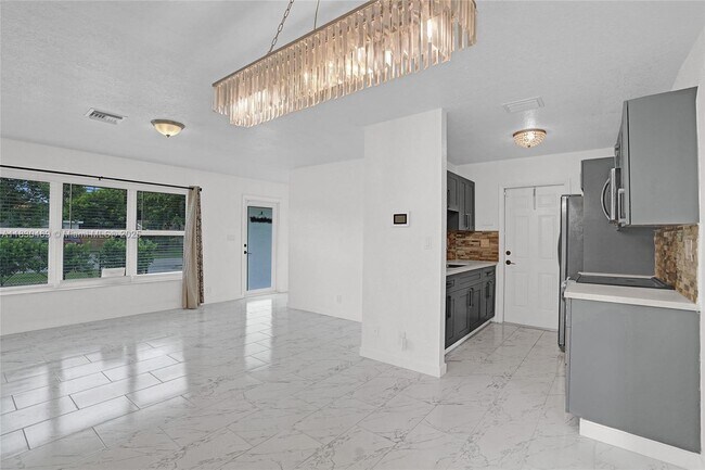 Building Photo - 3431 NW 5th Pl