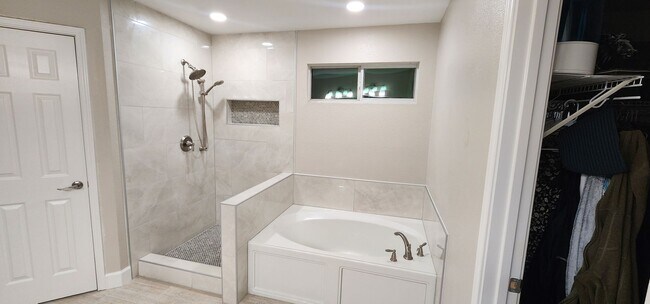 Building Photo - 13027 5 Brooks