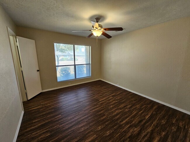 Building Photo - AVAILABLE NOW!