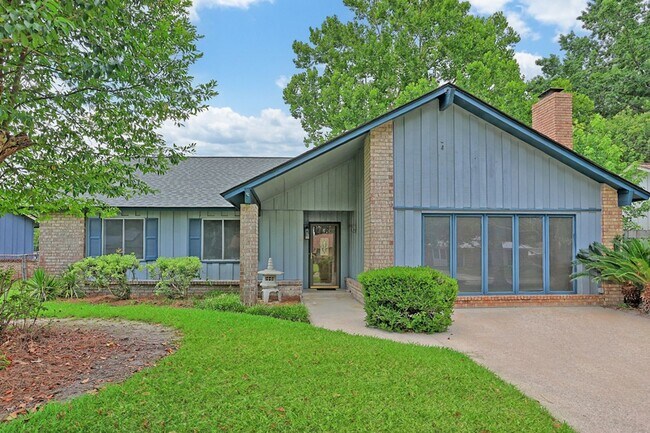 Building Photo - Beautifully Renovated 4-Bedroom, 2-Bath Home with Fenced Backyard