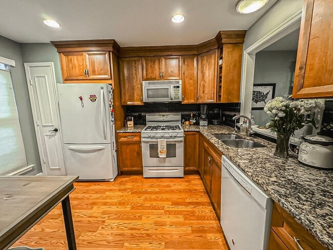 Building Photo - Light-filled and Spacious 3 Bed 2 Bath Tow...