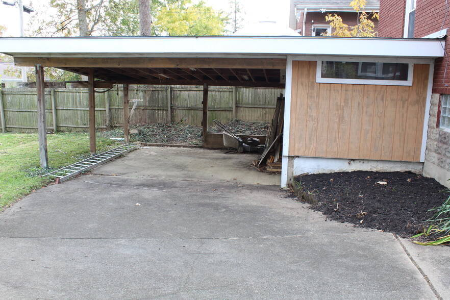 Building Photo - 7332 Maple Ave