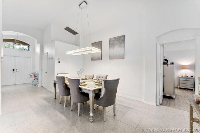 Building Photo - 6887 Viale Elizabeth