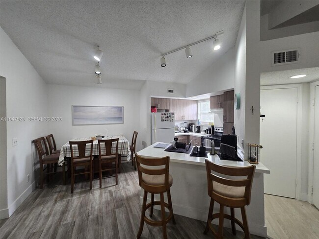 Building Photo - 12840 Vista Isles Dr