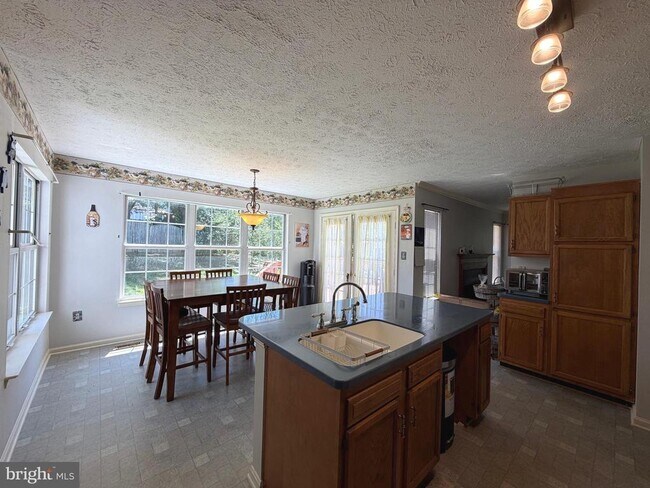 Building Photo - 407 Tamarack Cir