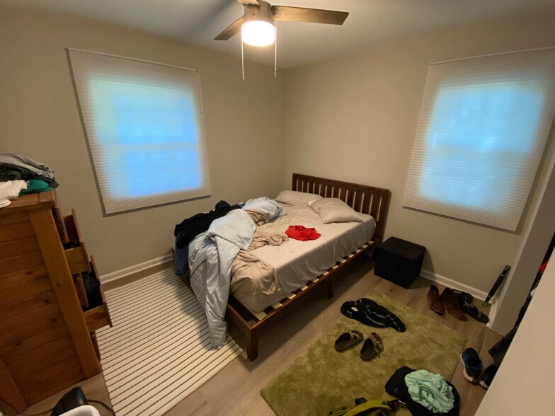 Building Photo - Room in Single Family Home on Old Farm Rd