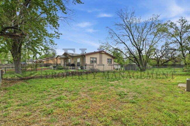 Building Photo - 5026 W Newell St