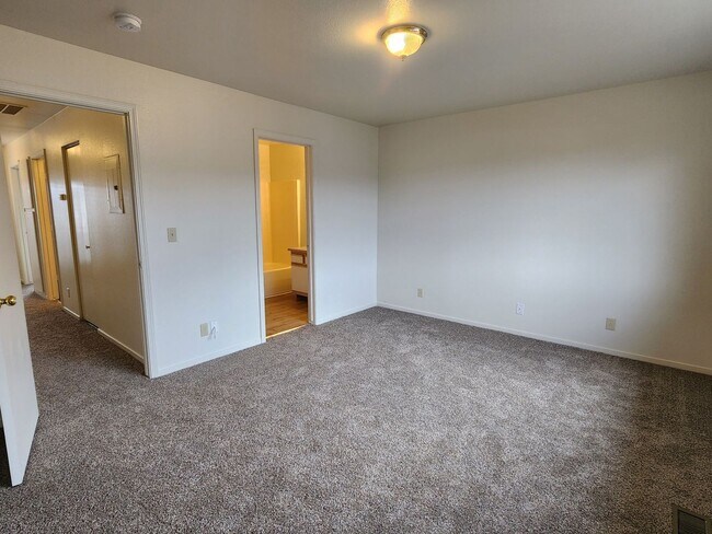 Building Photo - 404 Valley Cir