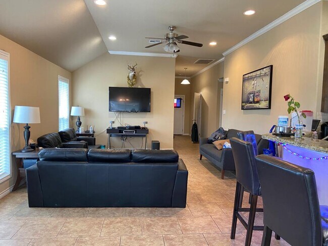 Primary Photo - 3100 Claremont Dr