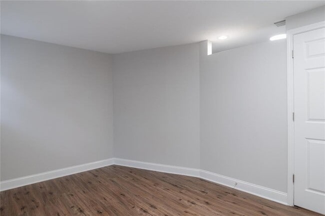 Building Photo - 3599 Lower Roswell Rd