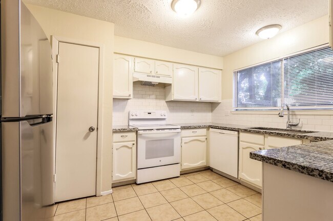Building Photo - 16326 Dew Drop Ln
