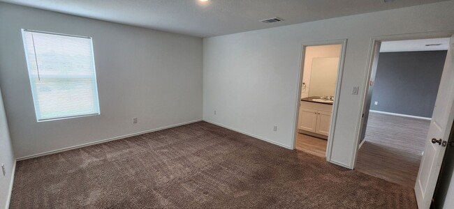 Building Photo - 4-bed, 2-bath gem in Hidden Trails- Bulverde TX- 4/2/2-6013 Companion Loop