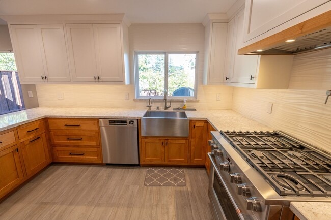 Building Photo - Amazing 4 bedroom home in one of Castro Valley's most desirable neighborhoods.  Owned solar!